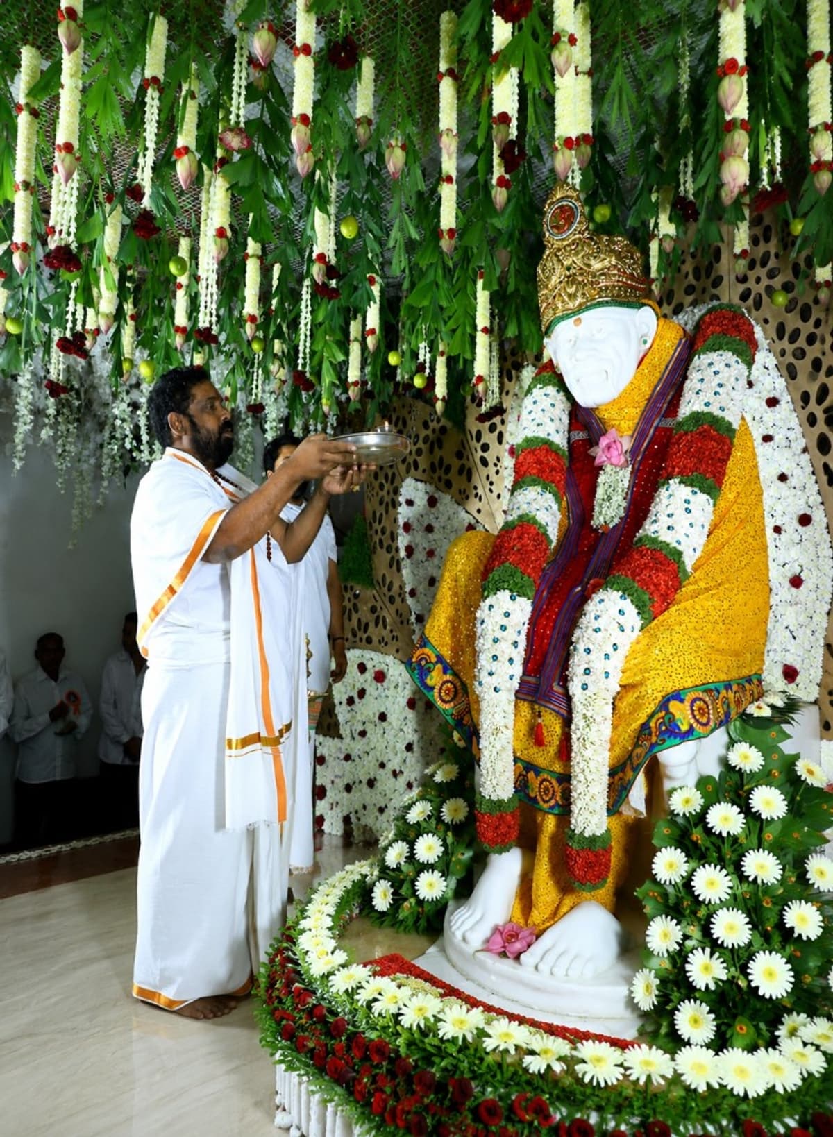 Priest offering aarti to Shirdi Sai Baba on Guru Purnima